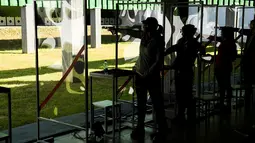 Renata Cervenkova dari Ceko (tengah) bersiap menembak saat mengikuti kualifikasi kejuaraan tembak wanita pistol 25m di Olimpiade Eropa 2019 di Minsk (25/6/2019). Pesta Olahraga Eropa ke-2 2019 di Minsk, Belarus dimulai dari 21 Juni sampai 30 Juni 2019. (AFP Photo/Kirill Kudryavtsev)