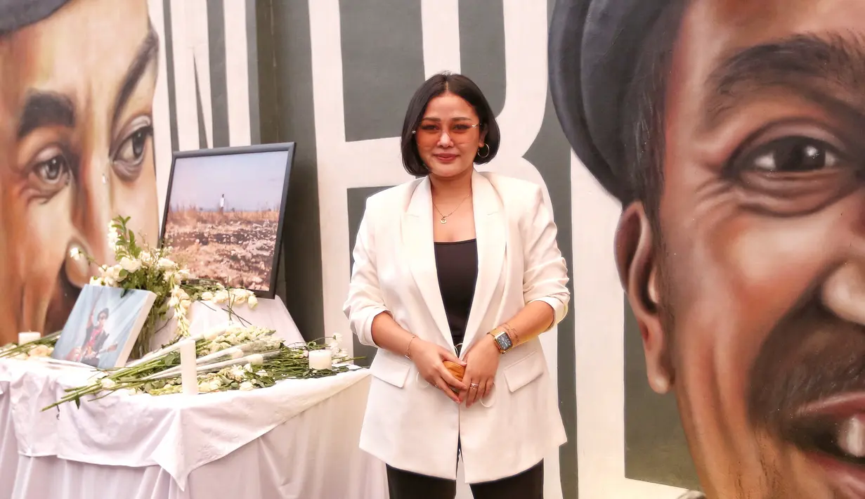 Tabur bunga mengenang 1th kepergian alm. Glenn Fredly oleh para keluarga dan kerabat di M Bloc. adrian.putra /fimela.