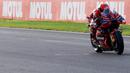 Namun, Martin melakukan kesalahan besar setelah terjebat slipstream Bagnaia di Tikungan 1. Insiden ini membuatnya turun ke urutan delapan. (AP Photo/Alberto Saiz)