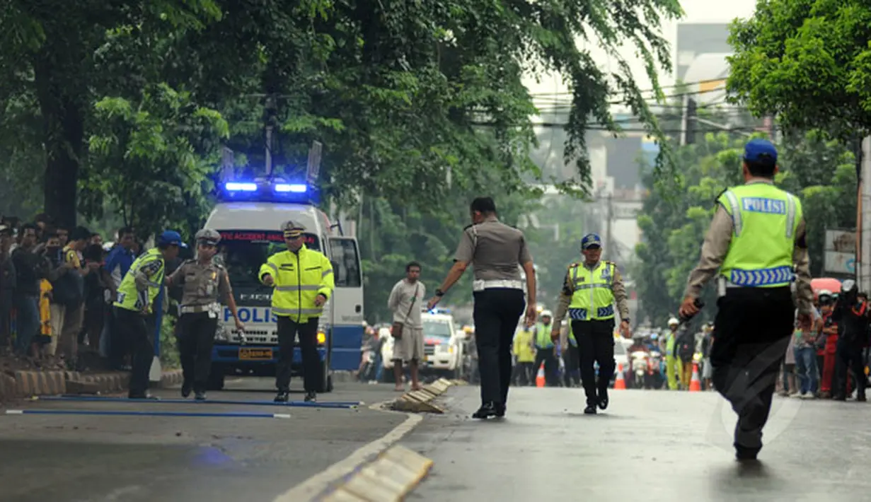 Ruas Jalan Sultan Iskandar Muda ditutup sementara saat berlangsungnya olah TKP kedua kecelakaan maut di kawasan Pondok Indah, Jakarta, Kamis (22/1/2015). (Liputan6.com/Helmi Fithriansyah)