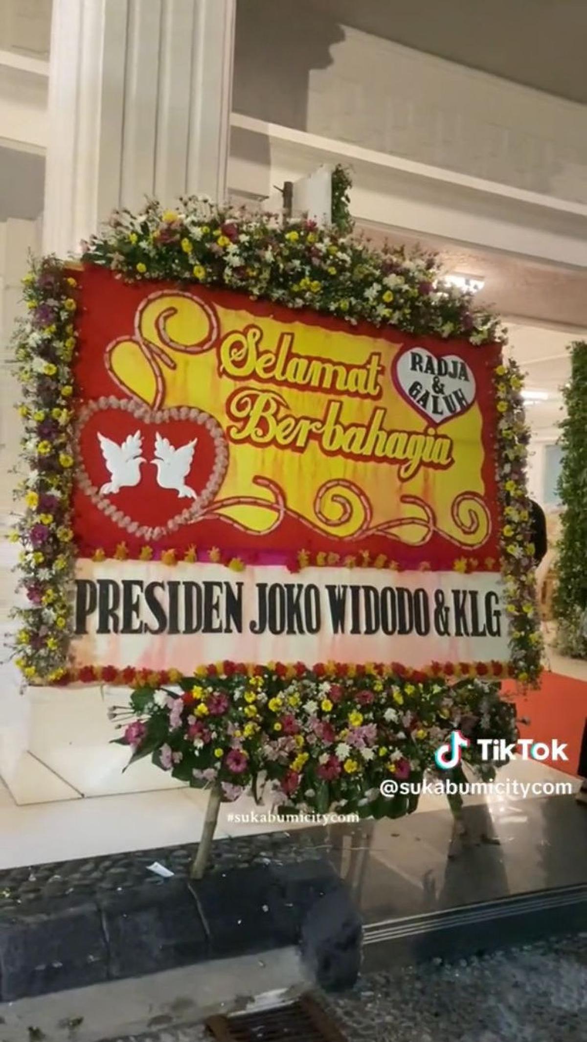 Tampak karangan bunga dari Presiden Jokowi dan keluarga.&nbsp;Tak sedikit juga yang penasaran siapa sosok pengantin sultan ini.