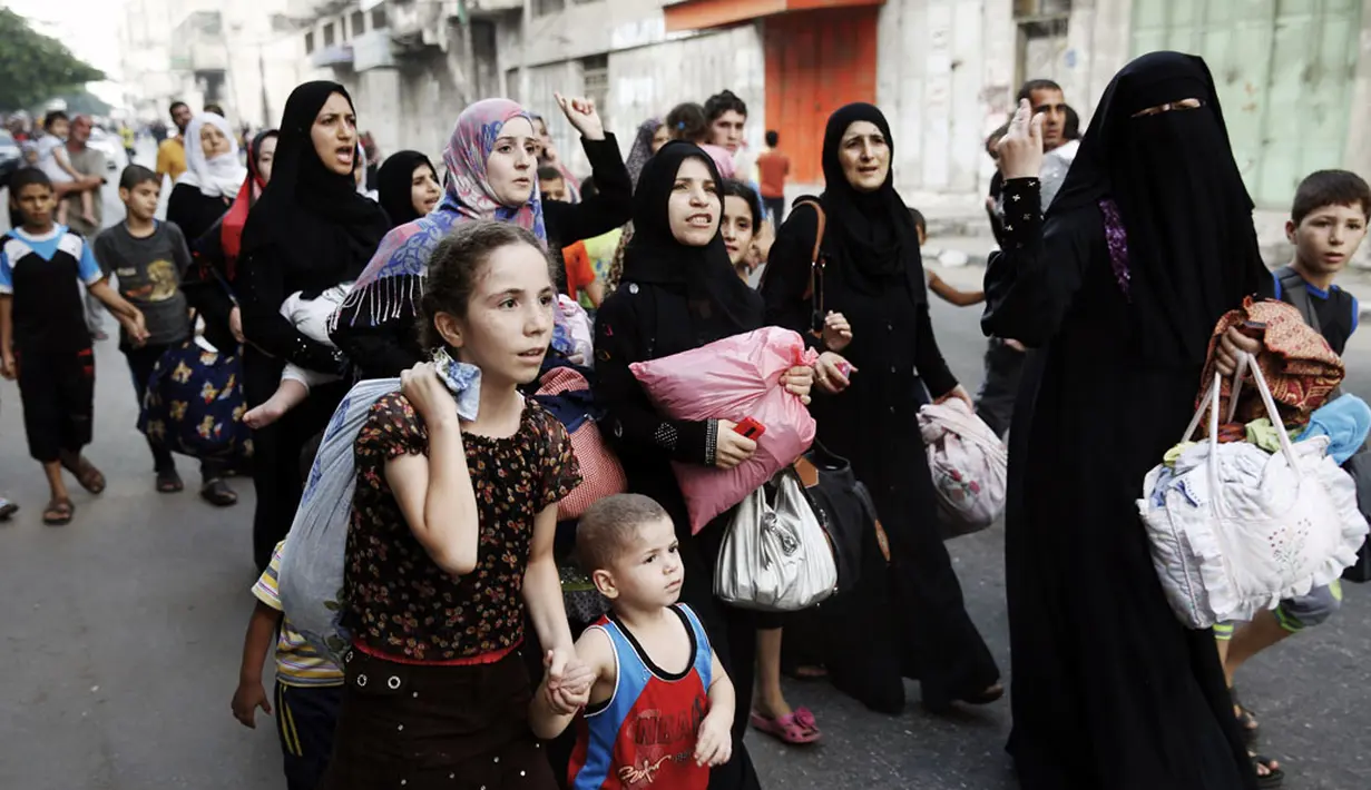 Warga Palestina mulai meninggalkan Shujayeh menyusul serangan militer Israel, (20/7/2014). (REUTERS/Finbarr O'Reilly)
