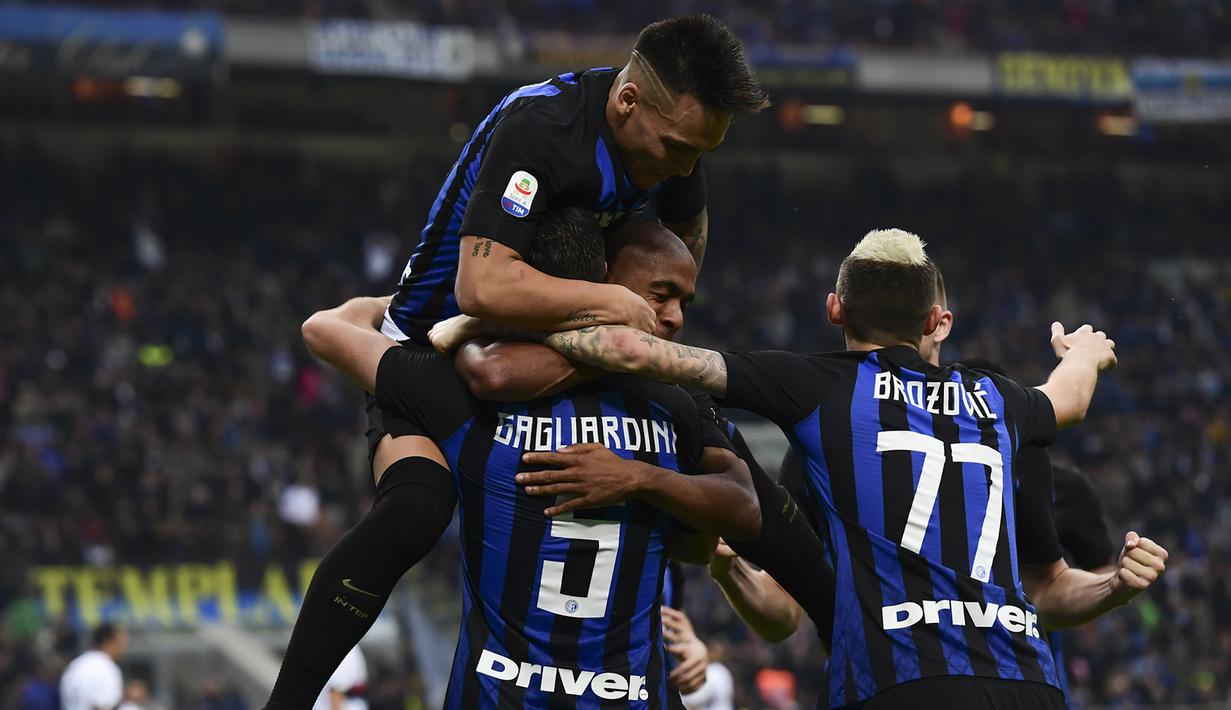 Para pemain Inter Milan merayakan gol yang dicetak Roberto Gagliardini pada laga Serie A Italia di Stadion San Siro, Milan, Sabtu (3/11). Inter menang 5-0 atas Cagliari. (AFP/Miguel Medina)