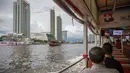 Para warga menaiki perahu yang berlayar di Sungai Menam di Bangkok, ibu kota Thailand, pada 7 September 2020. Menaiki perahu yang berlayar di jalur air yang padat untuk berkeliling kota sudah menjadi bagian dari keseharian warga dan juga menjadi pemandangan kota yang unik. (Xinhua/Zhang Keren)