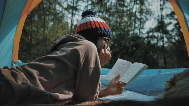 Ilustrasi membaca buku, cerita rakyat