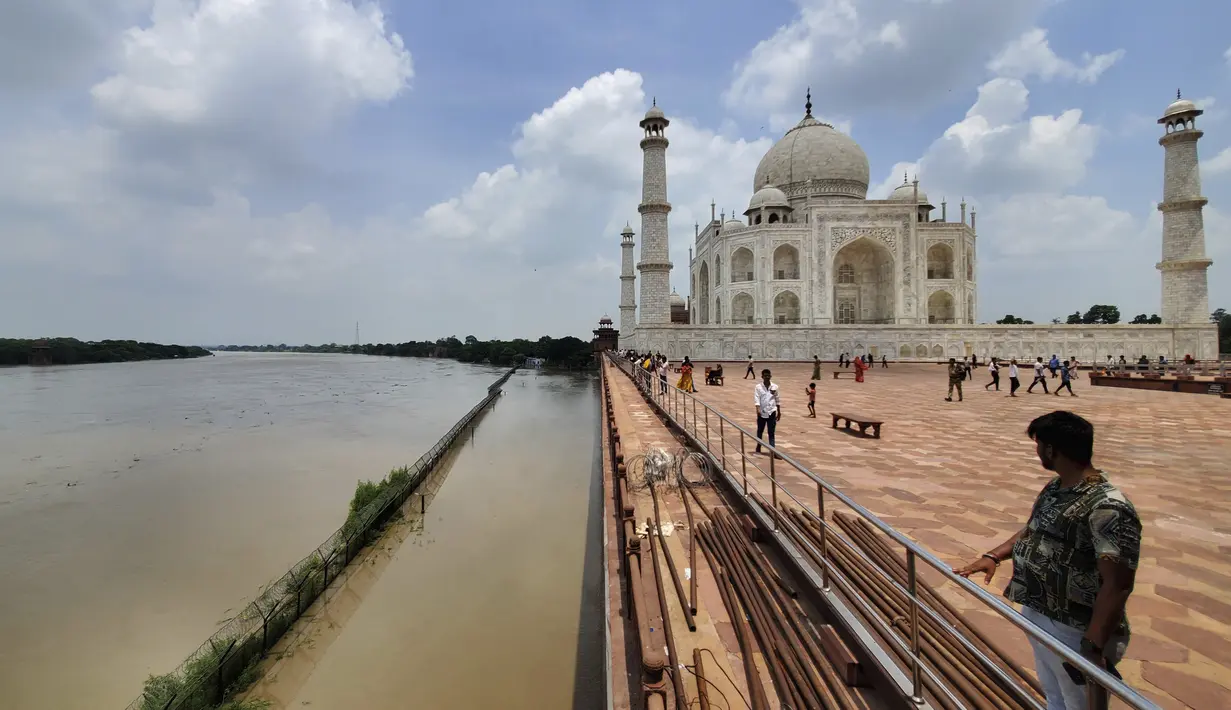 Pada hari Rabu, dinding pembatas batu pasir merah Taj Mahal dikelilingi oleh air berlumpur berwarna coklat, bahkan ketika sekumpulan turis memadati monumen bersejarah yang tidak tersentuh oleh sungai. (AP Photo/Aryan Kaushik)