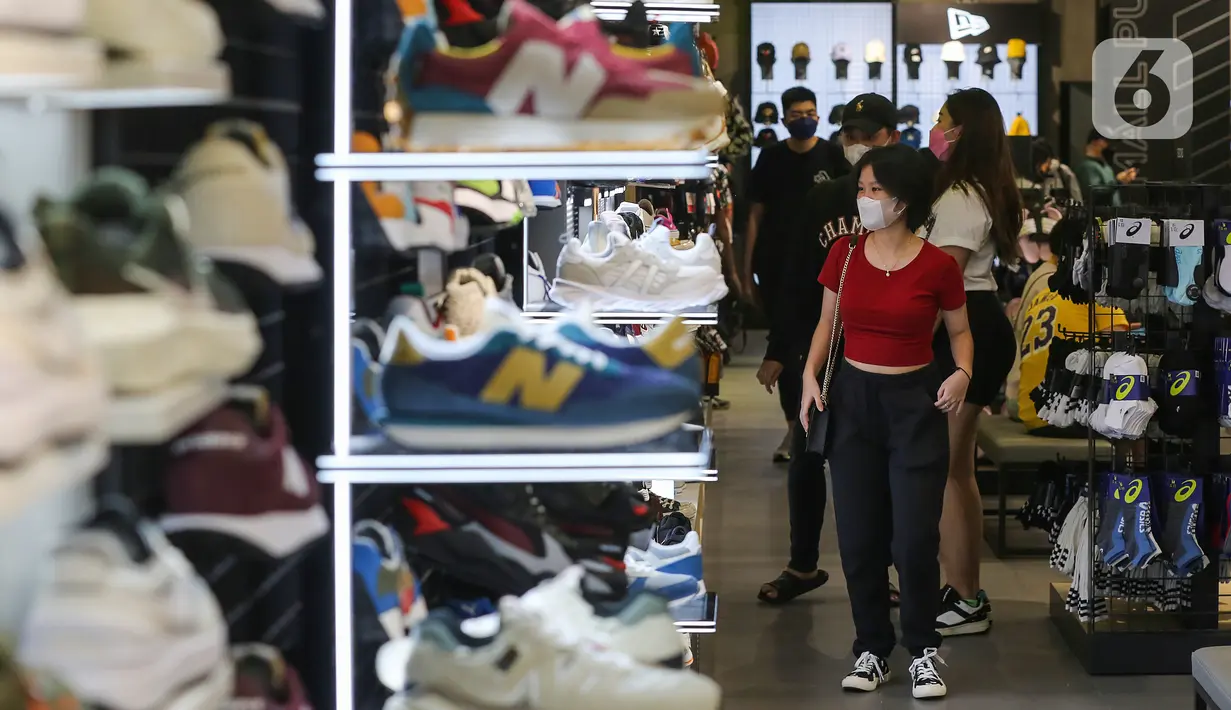 Pengunjung melihat deretan sepatu di JD Sports Lippo Mall Puri, Jakarta (3/03/2022). enempati area seluas 630 m2 JD sports menghadirkan sepatu sneakers favorit dan sport ternama seperti Nike, Adidas, The North Face, Vans, Puma, Mckenzie, Pink Soda, Puma dan merek lainya.(Liputan6.com/Fery Pradolo)