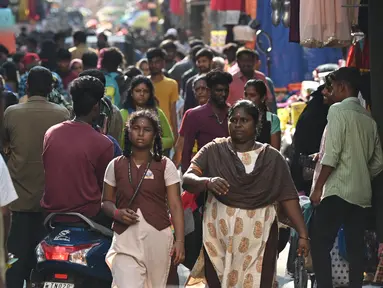 Orang-orang berjalan di sepanjang area pasar di Chennai, India pada 19 April 2023. India dalam jalur menuju negara berpenduduk terbanyak di dunia, melampaui China dengan selisih 2,9 juta orang pada pertengahan 2023, menurut data yang dilansir PBB hari Rabu (19/4). (Photo by Satish BABU / AFP)