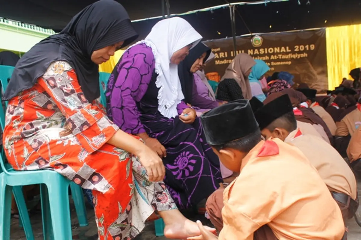 Suasana tatkala siswa membasuh kaki ibu saat memperingati Hari Ibu. (Foto: Liputan6.com/Mohamad Fahrul).