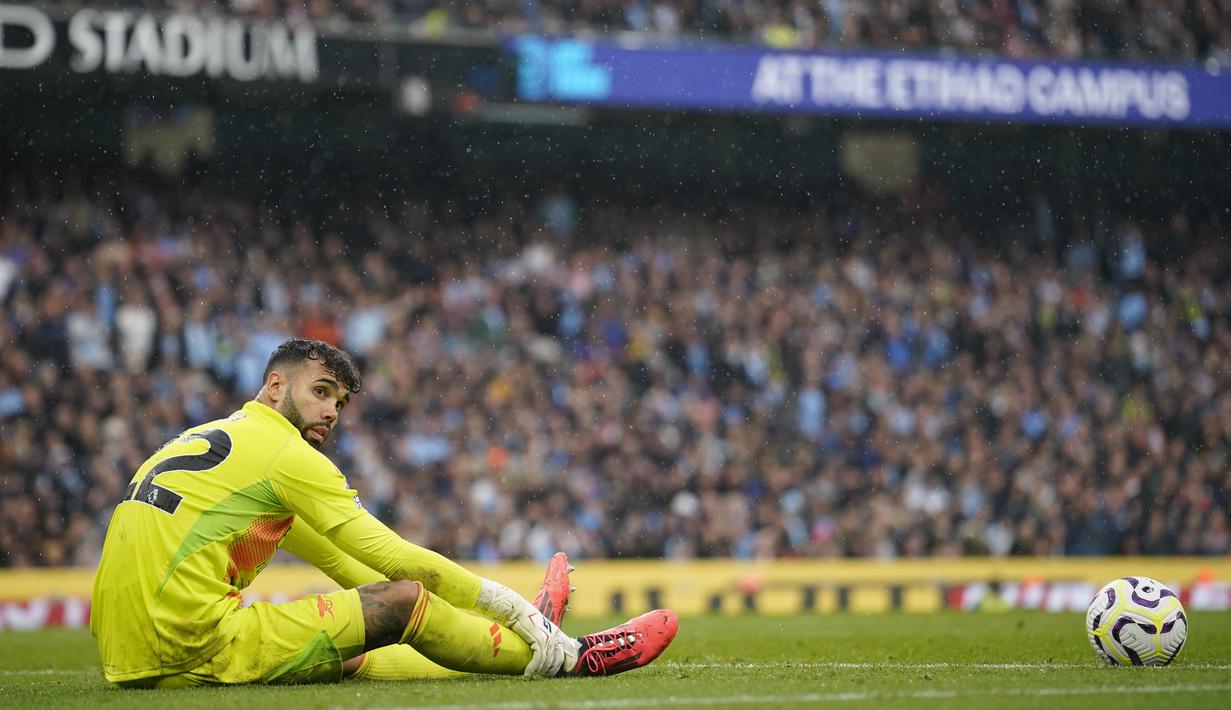 Kiper Arsenal, David Raya, tampak lesu setelah gawangnya dibobol pemain Manchester City, John Stones, pada laga Liga Inggris di Stadion Etihad, Minggu (22/09/2024). (AP Photo/Dave Thompson)