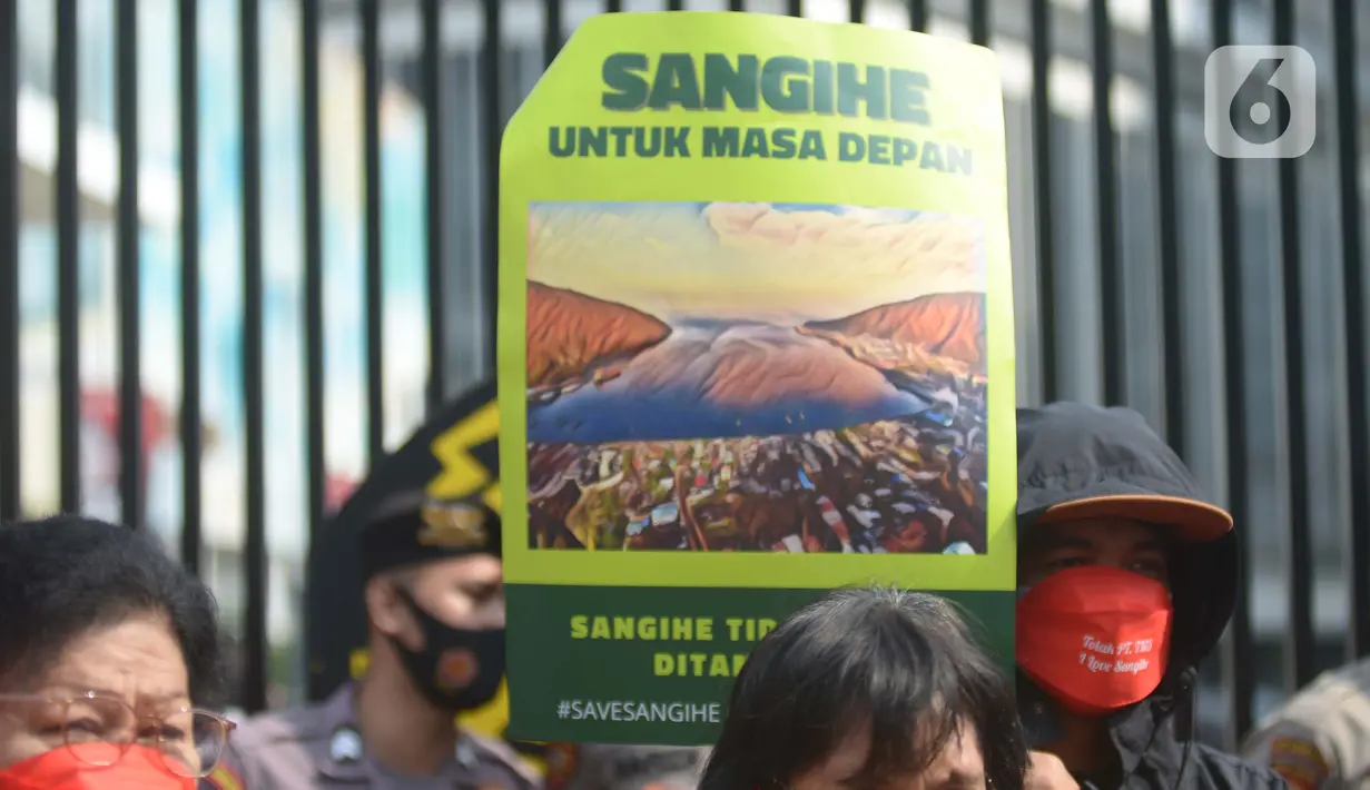 Warga pulau kecil Sangihe melakukan unjuk rasa di depan gedung Dirjen Minerba ESDM, Jakarta, Kamis (7/7/2022). Aksi menuntut untuk  memperjuangkan hak  atas ruang hidup dari pertambangan emas PT. TMS yang melakukan pertambangan emas, secara legalitas tidak lagi memiliki ijin operasi pertambangan lingkungan pulau Sangihe. (merdeka.com/Imam Buhori)