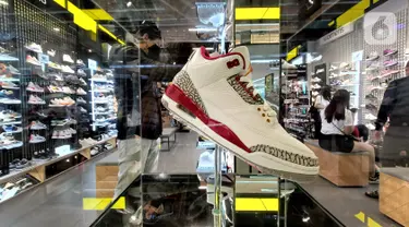 Nike store lippo mall puri top