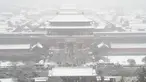 Kota Terlarang yang diselimuti salju terlihat dari paviliun di puncak bukit di Beijing, Rabu, 13 Desember 2023. (AP Photo/Ng Han Guan)