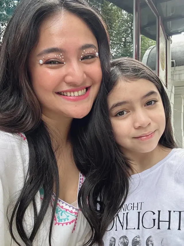 6 Outfit Senada Marshanda dan Sienna, Inspirasi Ibu Anak Tampil Kompak