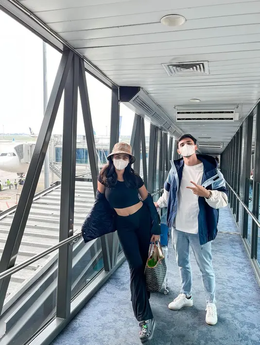 Gaya airport Jessica Iskandar-Vincent Verhaag juga selalu stylish dan keren (IG @inijedar)