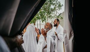 Muslim berdoa dengan baju ihram (Pexels)