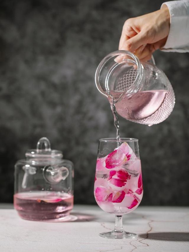 Ilustrasi es teh kelopak mawar