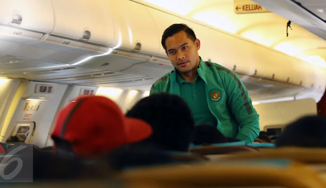 Pemain Timnas Indonesia, Andritany berjalan di kabin saat bertolak ke tanah air dari Bandara Suvarnabhumi, Bangkok, Minggu (18/12). Sebelumnya, Indonesia melakoni laga final Piala AFF 2016 kontra Thailand. (Liputan6.com/Helmi Fithriansyah)