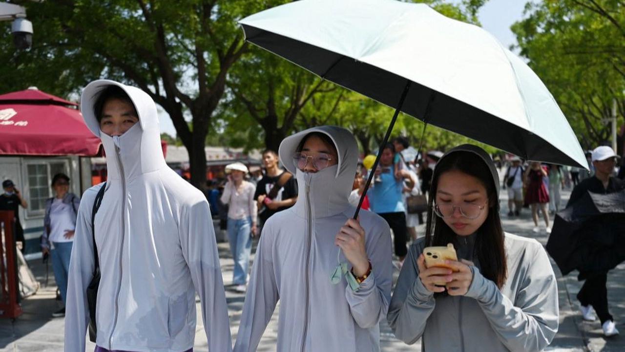 "Karena ekonomi tidak berjalan dengan baik, banyak pekerja yang di-PHK dan mulai naik kendaraan," kata James Cai, 33, dari Haikou, ibu kota pulau Hainan dan salah satu kota memperingatkan terlalu banyak pengemudi.