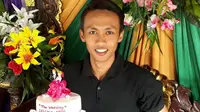 Selain mahir menunggang kuda besi, freestyler Blora Muhammad Wawan Supriyanto, ternyata juga ahli membuat kue ulang tahun. (Liputan6.com/ Ahmad Adirin)