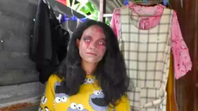 Jual Baju Bekas Orang Mati, Wanita Ini Cosplay Jadi Zombie