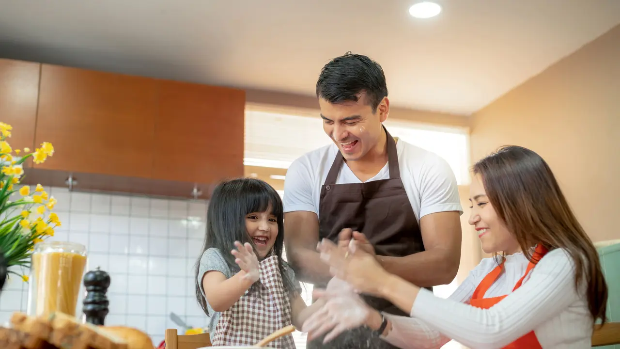 Libatkan anak dalam proses memilih dan membuat makanan