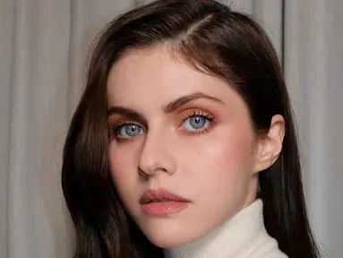 Alexandra Daddario adalah aktris cantik Hollywood yang terkenal dengan mata birunya yang indah. (Instagram/alexandradaddario)