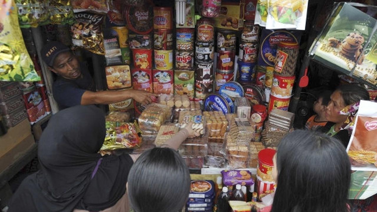 Jelang Lebaran, omzet pedagang kue di Ciracas malah turun 35 persen