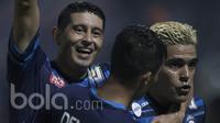Striker gaek Arema FC, Cristian Gonzales merayakan gol bersama Esteban Vizcarra setelah mencetak gol ke gawang Semen Padang pada leg kedua semifinal Piala Presiden 2017 di Stadion Kanjuruhan, Malang, Minggu (5/3/2017). (Bola.com/Vitalis Yogi Trisna)