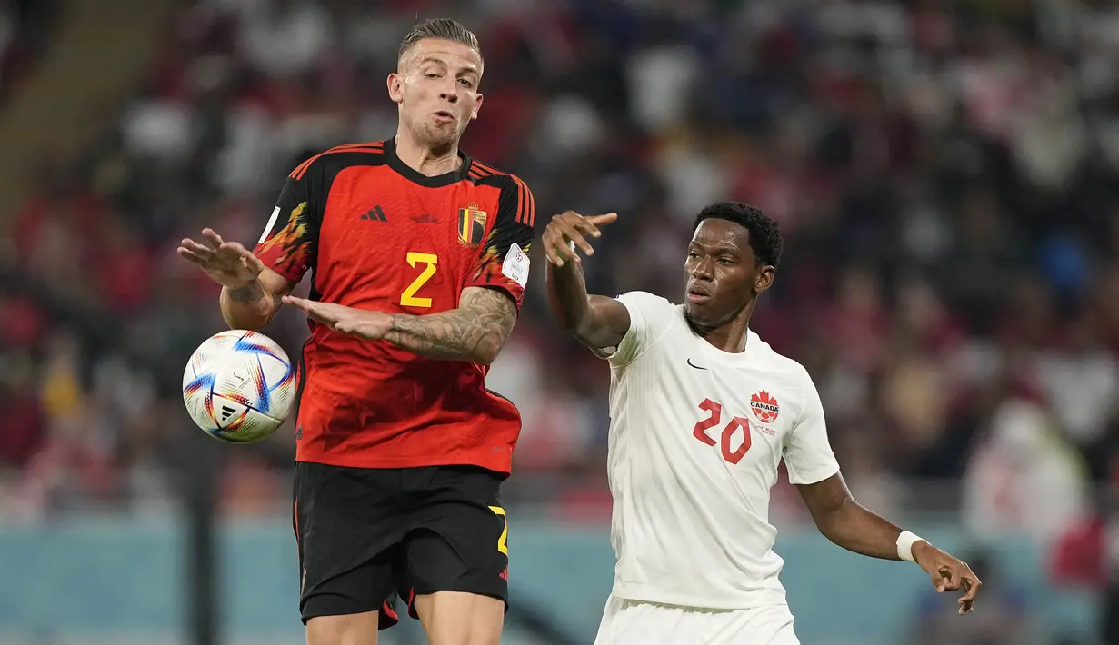Timnas Kanada juga memiliki satu peluang emas untuk menyamakan skor pada menit ke-80. Namun sundulan striker Jonathan David masih belum mampu menembus gawang Thibaut Courtois. (AP/Martin Meissner)