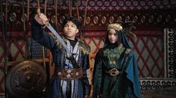 Gen Halilintar juga tampak menikmati suasana sejarah Turki kuno dengan sekaligus memakai busana tokoh-tokoh yang ada di film sejarah Turki. Tak hanya itu, mereka juga tampak menjiwai peran dengan berpose di salah satu set sambil membawa properti yang biasanya dipakai untuk perang. (Liputan6.com/IG/@genhalilintar)