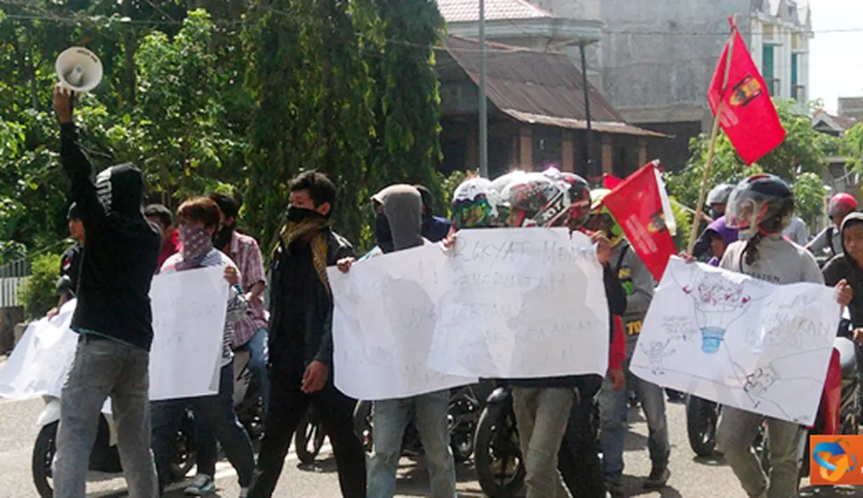 Citizen6, Sidrap: Puluhan mahasiswa yang tergabung dalam Ikatan Mahasiswa Muhammadiah Sidrap melakukan aksi demo menolak kenaikan BBM per 1 April. (Pengirim: Abdi Mantaring)