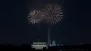 Atraksi Kembang api di atas National Mall saat perayaan hari kemerdekaan AS di Washington DC (4/7). Ribuan orang berkumpul untuk menyaksikan pertunjukan dan menikmati perayaan tersebut. (Aaron P. Bernstein/Getty Images/AFP)