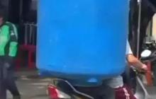 10 Potret Boncenger Bawa Barang Absurd Ini Bikin Ngakak Brutal, Badan Sampai Masuk Toren Air!