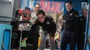 Wadir Tindak Pidana Narkoba Bareskrim Polri Kombes Krisno Siregar memasukkan narkoba ke dalam mesin insimilator saat pemusnahan barang bukti di Bareskrim Mabes Polri, Jakarta, Selasa (9/7/2019). Sebanyak 177,5 Kg sabu dan 30 ribu butir ekstasi dimusnahkan (Liputan6.com/Fazail Fanani)