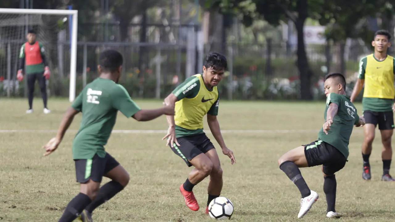 Pemain Timnas Indonesia U-23, Asnawi Mangkualam, menggiring bola saat latihan. (Bola.com/Vitalis Yogi Trisna)