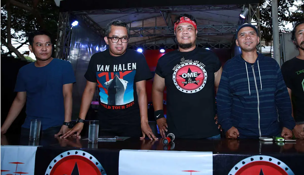 Ome & The People mengeluarkan album bergenre rock and love yang banyak melibatkan musisi rock tanah air. (Deki Prayoga/Bintang.com)