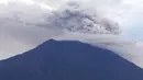 Gunung Agung yang mengeluarkan asap dan abu vulkanis terlihat dari Karangasem, Bali, Rabu (29/11). Gunung Agung masih menghembuskan asap tebal berwarna abu-abu yang mengarah ke selatan-barat daya karena hembusan angin. (AP/Firdia Lisnawati)