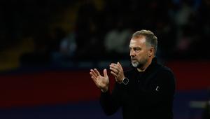 Pelatih Barcelona, Hansi Flick, bertepuk tangan saat pertandingan La Liga Spanyol&nbsp;melawan Elche di Barcelona, Spanyol, Senin,&nbsp;3 November 2025. (AP Photo/Joan Monfort)