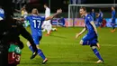 Pemain Islandia, Aron Einar Gunnarsson dan Jon Dadi Bodvarsson merayakan kemenangan atas Kosovo saat Grup I Kualifikasi Piala Dunia 2018 di Laugardalsvollur, Senin (9/10). Menang 2-0, Islandia pertama kalinya tampil di Piala Dunia. (AP/Brynjar Gunnarsson)