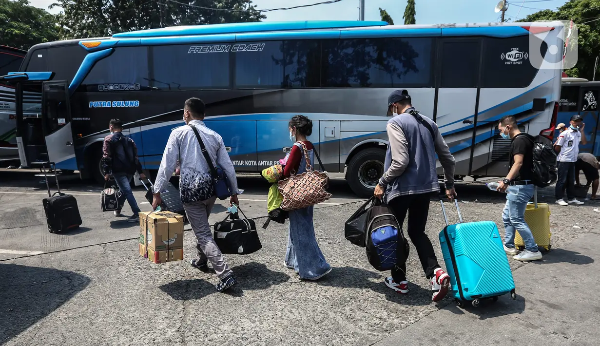 <p>Masyarakat yang hendak mudik tiba di Terminal Kalideres, Jakarta Barat, Senin (25/4/2022). Menteri Perhubungan (Menhub) Budi Karya Sumadi sebelumnya menyarankan masyarakat untuk mudik lebih awal guna menghindari risiko kemacetan lalu lintas. (Liputan6.com/Johan Tallo)</p>