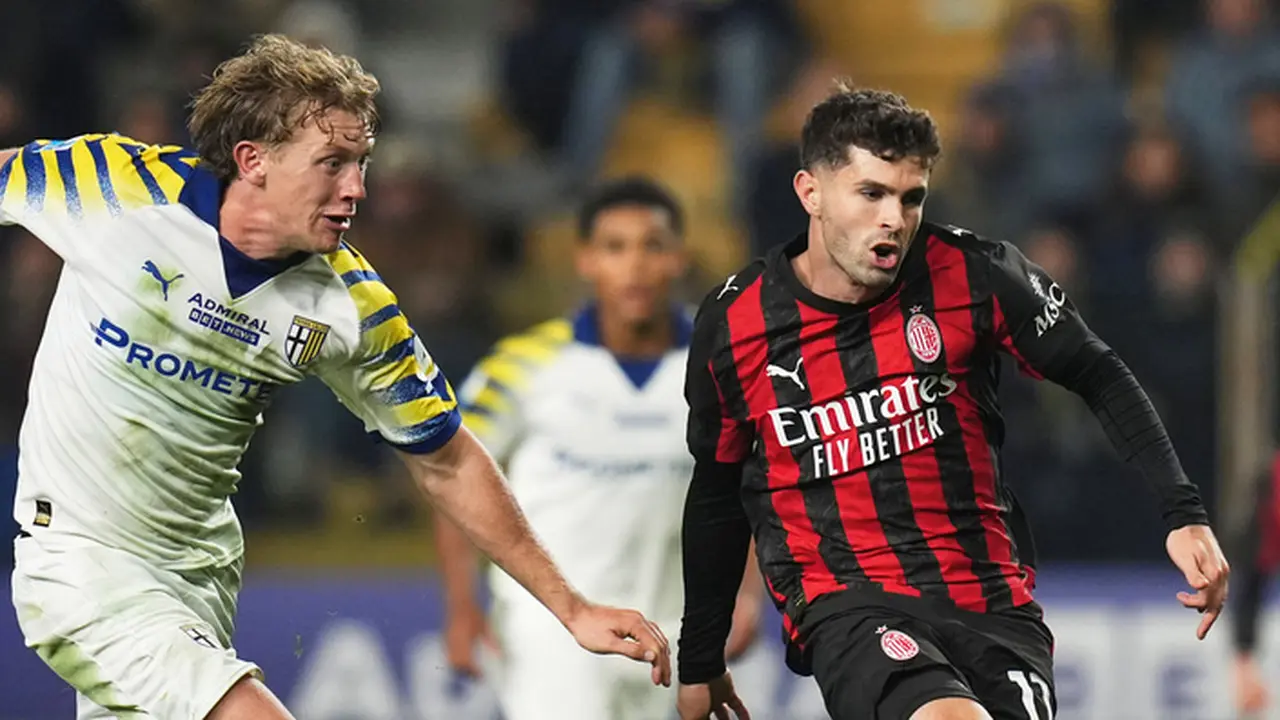Pemain AC Milan, Christian Pulisic, berebut bola dengan gelandang Parma, Oliver Sorensen Jensen