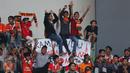 Suporter meneriakkan yel yel saat menyaksikan laga Persija melawan Mitra Kukar pada lanjutan Liga 1 Indonesia di Stadion Patriot Candrabhaga, Bekasi, Minggu (14/5). Laga kedua tim berakhir imbang 1-1. (Liputan6.com/Helmi Fithriansyah)