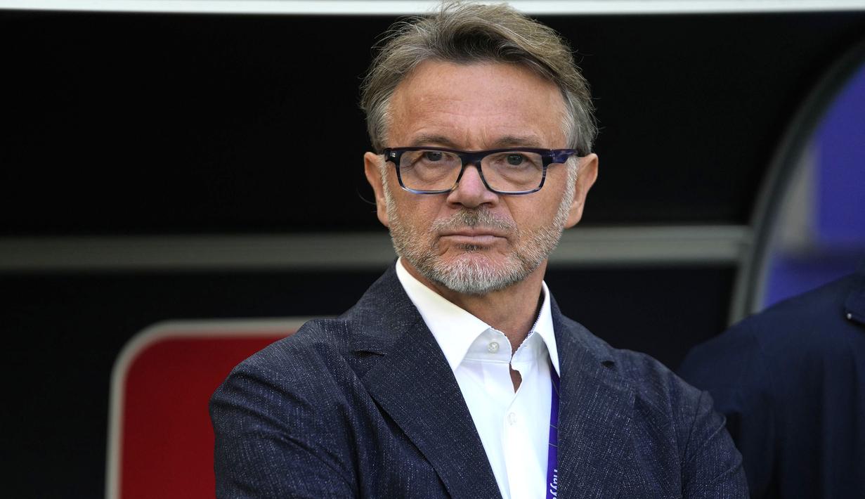 Pelatih kepala Vietnam, Philippe Troussier terlihat saat laga Grup D Piala Asia 2023 melawan Jepang di Al Thumama Stadium, Qatar, Minggu (14/01/2024). (AP Photo/Thanassis Stavrakis)