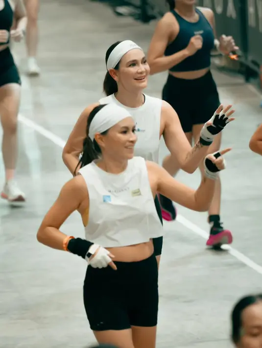 Luna Maya taklukkan Hyrox Jakarta di kelas Double Women dengan mengikat rambut pendeknya dan headband. Ini jadi Hyrox keduanya bersama sang bestie, Marianne Rumantir [@lunamaya]