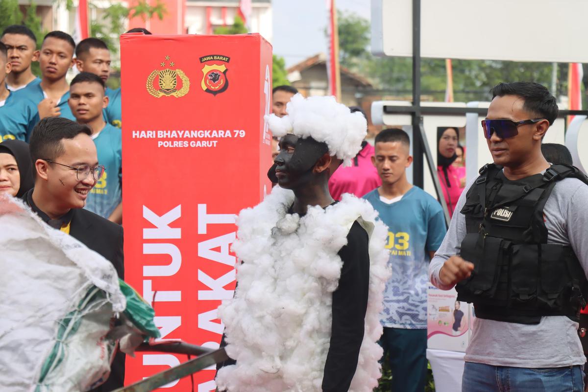 Lucunya Polisi Lomba Penyamaran jadi Intel