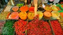 Harga cabai di Kalimantan sudah Rp 150.000 per kilogram (kg), di Jawa Barat sudah di atas Rp 100.000 per kg, DKI Jakarta masih di kisaran Rp 100.000 sampai Rp 110.000 per kg, Tangerang, Jumat (6/1). (Liputan6.com/Angga Yuniar)