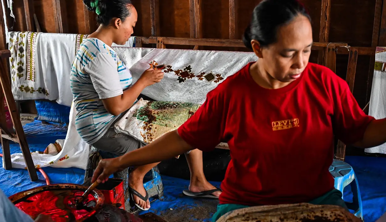 Setiap tanggal 2 Oktober, di Indonesia, diperingati sebagai Hari Batik Nasional. (CHAIDEER MAHYUDDIN/AFP)