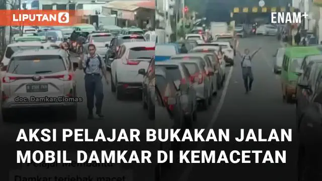 VIDEO: Berjiwa Sosial, Aksi Pelajar Bukakan Jalan Mobil Damkar di Kemacetan