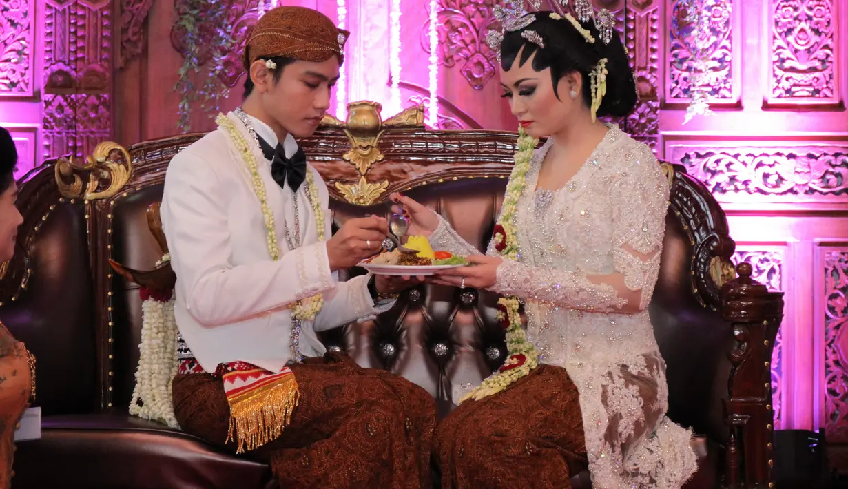 Selvi Ananda dan Gibran Rakabuming sedang melakukan prosesi dulangan. (Galih W. Satria/Bintang.com)